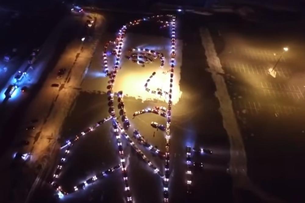 (VIDEO) OD SVETLOSTI IZ SIBIRA: Napravili Putinov portret od 300 automobila upaljenih farova!