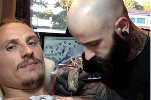 (VIDEO) SRPSKI FUDBALER IŠARAO CELE GRUDI: Pogledajte kako Fejsa uživa u tetoviranju i kako je ludu poruku poslao
