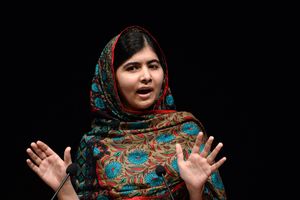 (VIDEO) TALIBANI JOJ PRE 6 GODINA PUCALI U GLAVU: Nobelovka Malala se vratila u rodni Pakistan