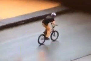 (VIDEO) NAJLUĐI BMX AKROBATA! Vrti bicikl kao da je čigra!