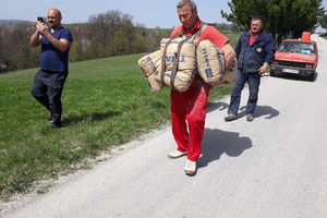(FOTO) UŽIČKI SUPERMEN POMERIO SVE GRANICE: Ima 70 godina i trči sa 200 kilograma cementa na sebi