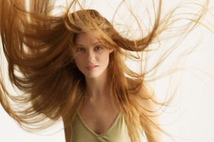 VIŠE NIKAD NEĆETE UZETI PEGLU U RUKE: 3 prirodna načina da kosa postane glatka i savršeno ravna