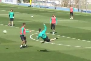 (VIDEO) ON DEFINITIVNO NIJE SA OVE PLANETE! Ronaldo novom akrobacijom raspametio saigrače na treningu!