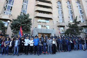 PROTESTI U JEREVANU: Demonstranti probili kordon i upali u zgradu vlade