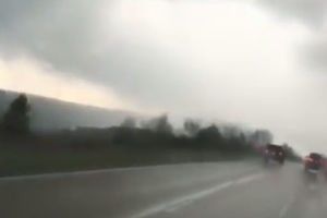 (VIDEO) SA TORNADOM NEMA ZEZANJA! Snimali oluju, a onda im razorni vetar baca auto kao kutiju šibica