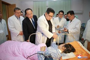 (FOTO) KIM U BELOM MANTILU OBIŠAO POVREĐENE: Lider Severne Koreje posle nesreće u kojoj je poginulo 32 Kineza posetio bolnicu i ambasadu!