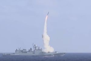 (VIDEO) RUSKA FLOTA GRMI NA MEDITERANU: Uspešno održane vežbe dve najjače fregate Crnomorske flote