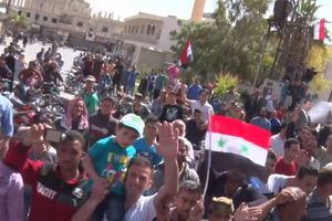 (VIDEO) DIRLJIV DOČEK OSLOBODILACA: Evo kako su Sirijci dočekali ruske trupe u istočnoj Kalamuni