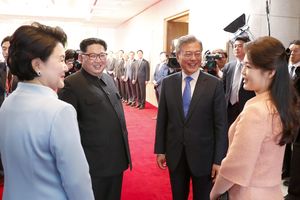 (VIDEO) KIM POKAZAO DA IMA MANIRE: Fotograf stao pred južnokorejskog predsednika, a reakcija Džong-una je BRUTALNA