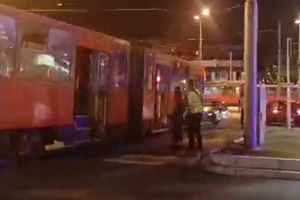 HAOS NA AUTOKOMANDI: Tramvaj iskočio iz šina, povređen mladić (KURIR TV)