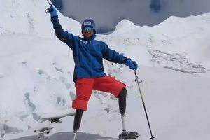 MAJSTORE, NAKLON DO PODA: Amputirali su mu obe noge, ali to ga nije sprečilo da u 69. godini osvoji vrh Mont Everesta! (VIDEO)