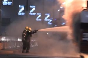 PRAVOVREMENA REAKCIJA: Vatrogasci ugasili požar na Zvezdinom autobusu (KURIR TV)