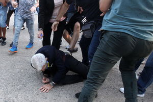 BACILI GA NA ZEMLJU I ŠUTIRALI U GLAVU: Nacionalisti brutalno napali gradonačelnika Soluna (75) (VIDEO, FOTO)