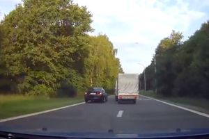 KAD SE DVOJE SVAĐAJU...TI NADRLJAŠ! Sudar je izbegao, ali razbeselog vozača nije! (VIDEO)