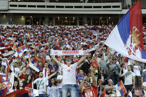 HRVATSKA U ŠOKU! Srbin ponosno na stadionu u Puli podigao transparent i dobio gromoglasan APLAUZ! (FOTO)