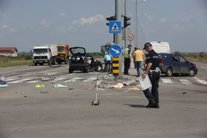 TRAGEDIJA NA OVČANSKOM PUTU: Sudarila se 3 vozila, troje poginulo, jedna teže povređena (KURIR TV)