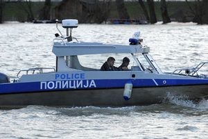 BARŽA TEŠKA 1.300 TONA NEKONTROLISANO PLUTALA KA PANČEVAČKOM MOST: Uz pomoć rečne policije sklonjena i usidrena na sigurno