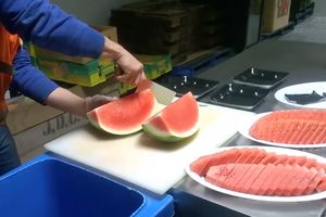 Ovaj čovek iseče celu lubenicu za DVA MINUTA!  Pogledajte i naučite od njega kako se to NAJBRŽE radi (VIDEO)