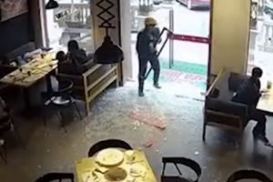 GLADAN ČOVEK LOMI SVE PRED SOBOM! Ulazio u restoran i umesto da povuče vrata on ih je polomio, a gosti ostali U ŠOKU! (VIDEO)