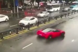 OD FERARIJA DO GOMILE SMEĆA ZA PAR SEKUNDI: Kineskinja se pohvalila da vozi superkola, a onda se desilo ovo (VIDEO)