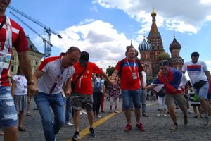 OPŠTENARODNO VESELJE U SRCU MOSKVE! Pogledajte kako se na Crvenom trgu igra SRPSKO kolo! (KURIR TV)