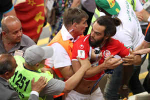 FRKA NA TRIBINAMA! Redari po stadionu jurili pomahnitalog navijača Tunisa! (FOTO)