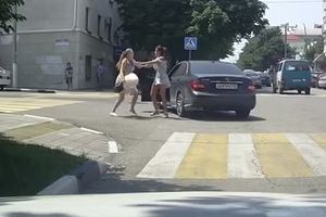RUSKINJE SE POTUKLE NASRED RASKRSNICE: Pešakinja počela da bije i čupa ženu iz mercedesa, a kad se pojavila još jedna devojka, nastao je potpuni haos! (VIDEO)