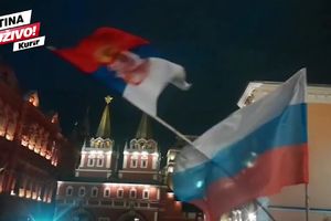 SPEKTAKL U MOSKVI: Rusi i dalje slave istorijski uspeh! Himna i Kaćuša pod srpskom zastavom na Crvenom trgu (KURIR TV)