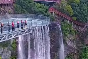 S PLATFORME SE GLEDA PRAVO U SMRT: Novi kineski most parališe turiste, ludilo od pogleda ima svoju cenu! (VIDEO)