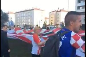 KOLINDA ZAPEVALA SA VATRENIMA: Navijači Hrvatske ogromnom zastavom i gromoglasnim navijanjem pružaju podršku fudbalerima pred meč sa Rusijim (VIDEO)