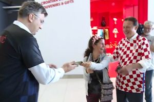 SKROZ ISKULIRALA PLENKOVIĆA: Strankinja na aerodromu zamolila hrvatskog premijera da je fotografiše sa ovim političarem (VIDEO)
