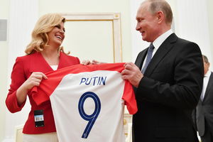 UOČI FINALA MUNDIJALA: Kolinda poklonila Putinu hrvatski dres s brojem 9