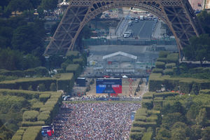 LUDNICA U PARIZU: Pogledajte kako 90.000 Francuza slavi gol podno Ajfelovog tornja (VIDEO)