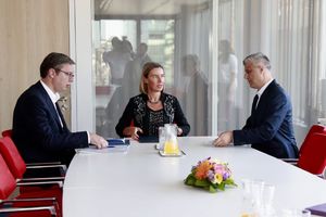 PREDSEDNIK SRBIJE U BRISELU: Vučić i Tači oči u oči za istim stolom sa Mogerinijevom, nova runda za nekoliko nedelja (FOTO)