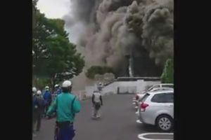 STRAVIČAN POŽAR U TOKIJU: Dvoje mrtvih, 40 povređenih! Ima zarobljenih u zgradi koju guta vatra! (VIDEO)