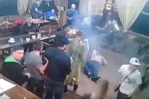 KAMERE SNIMILE LIKVIDACIJU USRED KAFIĆA: Ruski kum slavio izlazak iz zatvora kad mu je prišao maskirani napadač (UZNEMIRUJUĆI VIDEO)
