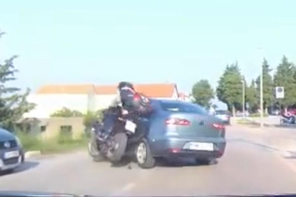 UZNEMIRUJUĆI VIDEO SAOBRAĆAJKE KOD ZADRA: Motociklista se zakucao dok je preticao!