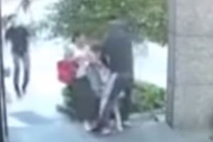 POGLEDAJTE ŽESTOKU BORBU MAJKE SA ĆERKINIM OTMIČAREM: Muškarac na ulici skočio na devojčicu i krenuo da je davi! (VIDEO)