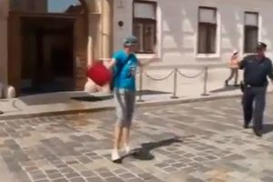 HRVATICA KANTU IZMETA BACILA NA ZGRADU VLADE: Htela da polije i policajca, priveli je na razgovor! Haos u Zagrebu! (VIDEO)