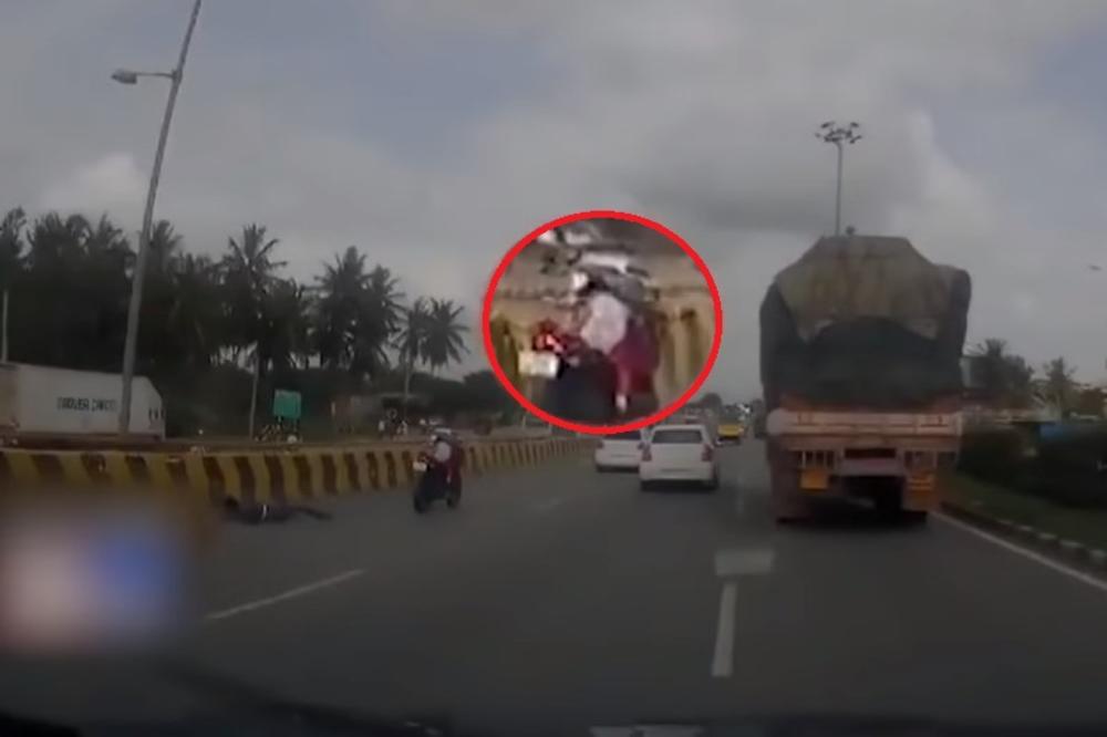 RODITELJI ODLETELI S MOTORA, BEBA NASTAVILA DA SE SAMA VOZI KROZ GUŽVU: Jeziv snimak nesreće u Indiji zgranuo svet! (VIDEO)