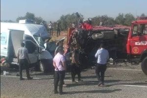 TEŠKA NESREĆA U TURSKOJ: U sudaru minibusa i kamiona poginulo 7 osoba, a 19 povređeno! (FOTO)
