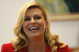 KOLINDA USKORO DOKTORKA! HRVATSKA PREDSEDNICA ODBRANILA TEMU DISERTACIJE, A EVO KAKAV JE STUDENT: Profesori je hvale, a kolege slikaju selfije (VIDEO)