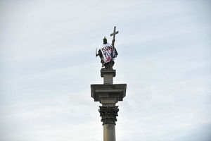 PORUKA VLADI S PROTESTA U VARŠAVI: Najpopularniju statuu obukli u tuniku s natpisom USTAV (FOTO)