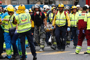 RADNICI ZATRPANI U RUŠEVINAMA U MADRIDU: Poginuo 1, povređeno 11 građevinaca u jezivoj nesreći! Srušila se skela na luksuznom hotelu! (FOTO)