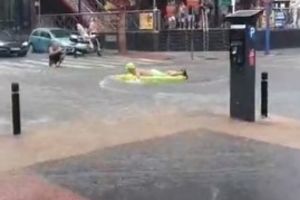 PLJUSAK SE OBRUŠIO NA POPULARNO LETOVALIŠTE, ALI TO NJEMU NIJE SMETALO: Uzeo dušek, pa zaplivao na poplavljenoj raskrsnici! (VIDEO)