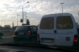 KOLAPS NA BRANKOVOM MOSTU: Lančani sudar blokirao saobraćaj, SVE STOJI! (FOTO)