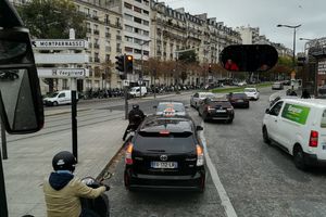 TMURNI PARIZ DOČEKAO ZVEZDU Crveno-beli stigli u glavni grad Francuske (KURIR TV)