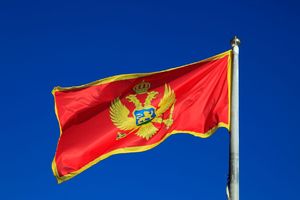SADA I ZVANIČNO: Ko u Crnoj Gori ne poštuje zastavu, grb ili himnu, mora da plati i do 20.000 evra!