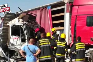STRAVIČAN SNIMAK SA AUTO-PUTA: Potpuno smrskan i izgoreo kamion, telo vozača zarobljeno u kabini! (UZNEMIRUJUĆI VIDEO)