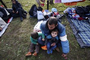 PRINCEZO, OPROSTI NAM: Ova fotografija migranata je uznemirila ceo region (FOTO)
